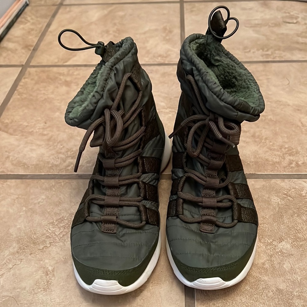 Women’s Nike fur lined snow boots size 8